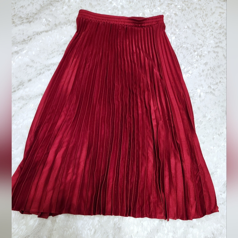 Gorgeous deep red pleated A-line skirt